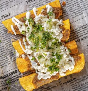 Flautas de cerdo asado, con guacamole, cebollas encurtidas y crema agria