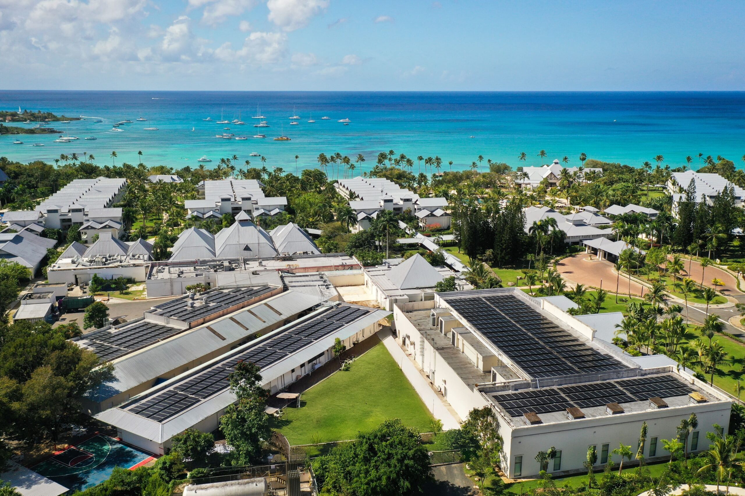 Hilton La Romana y CEB reafirman su compromiso con la sostenibilidad con la inauguración de su nuevo parque solar